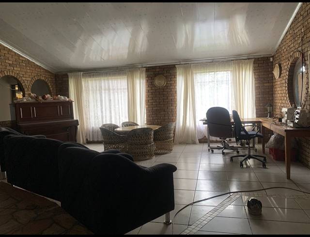 8,565M² SMALLHOLDING FOR SALE IN WESTONARIA
